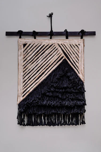 tapiz de macrame, arte textil de pared en color negro y beige