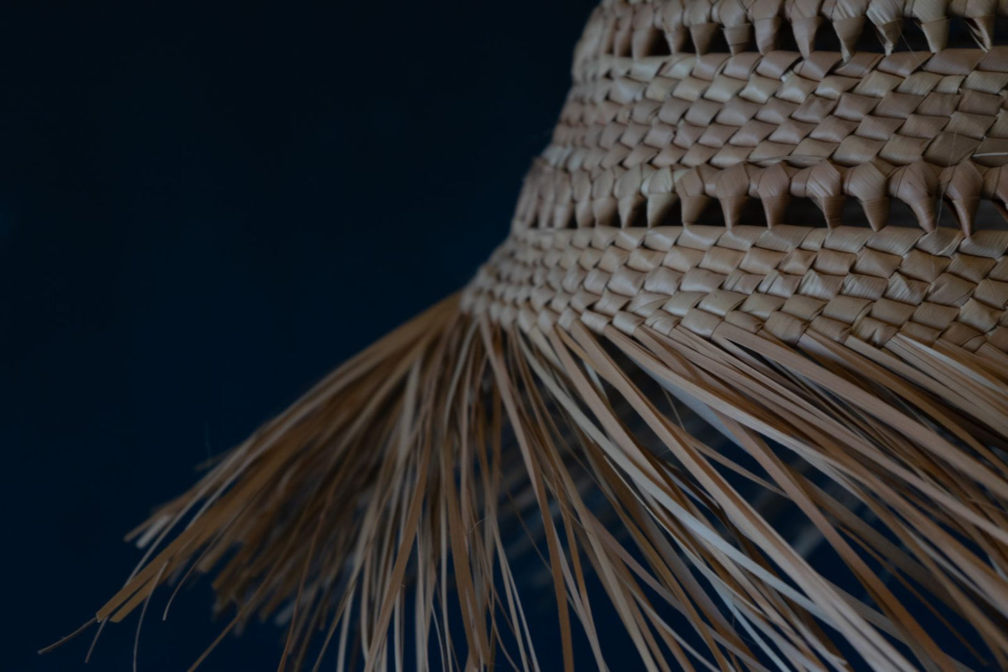 Detalle, flecos, de la lámpara tejida en fibra natural de palma, decoración, lampara tejida, lámpara de palma