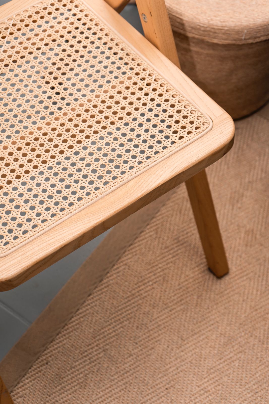 Detalle del asiento de la silla fabricada con madera natural, artesanal. Tienda en linea de muebles