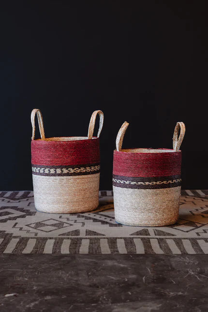 canasta redonda tejida de palma natural, canasto artesanal redondo, tonos rojos