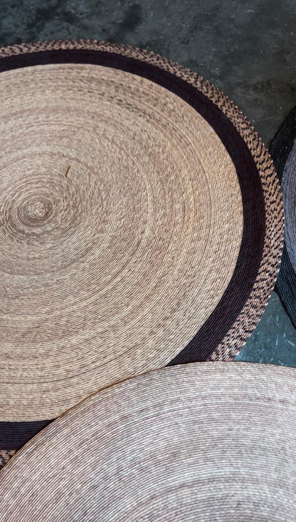 Tapete redondo tejido en fibra de palma, color crudo o beige con franjas